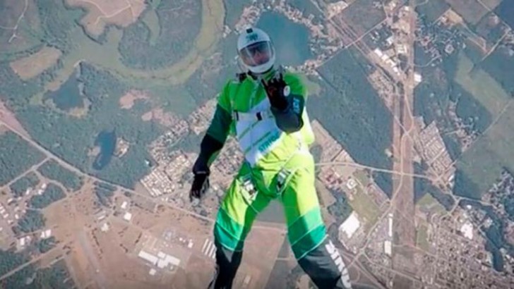 Прыжок без парашюта на сетку с высоты 7620 м (видео 1:10)
