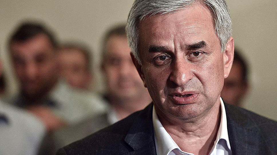 Президент Абхазии заявил, что не будет никуда бежать из-за событий в республике