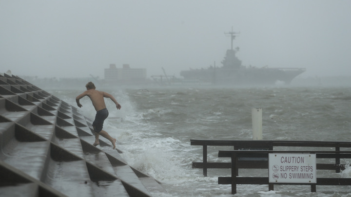 Атлантические ураганы накрыли побережье США и идут в Мексику