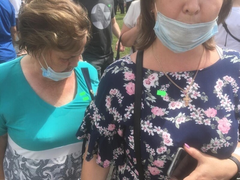 Проплаченных участников митингов в Хабаровске «клеймят» цветными стикерами