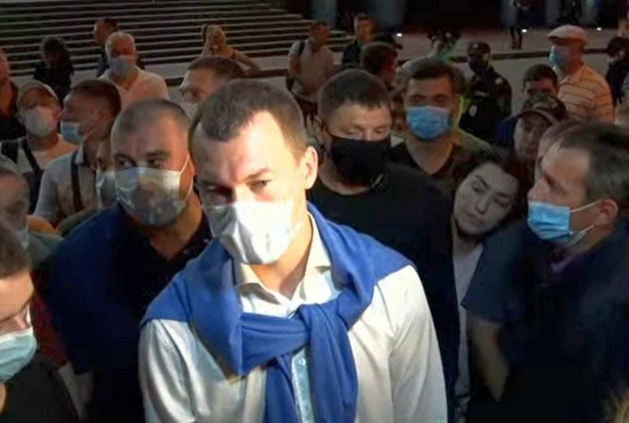 Михаил Дегтярев впервые вышел к участникам акций в поддержку арестованного бывшего главы региона Сергея Фургала в Хабаровске.