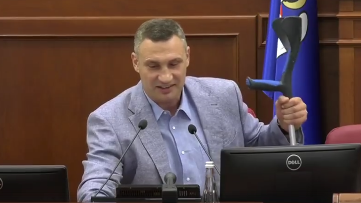 Кличко на костылях пообещал нерадивым киевским чиновникам 