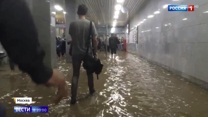 Потоп в Москве: вода хлынула в подземку