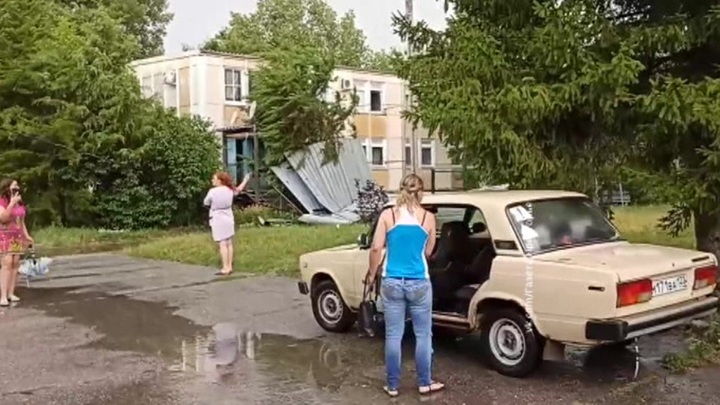 Затопленные улицы, поваленные деревья, снесенные крыши: на Краснодар обрушился ураган