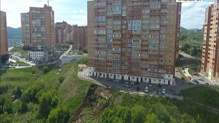 Прокуратура: сползающий дом в Красноярске построили незаконно