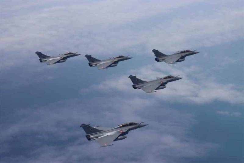 «Послушать Индию, так истребители Rafale превосходят и Су-35, и J-20» - китайское Sohu