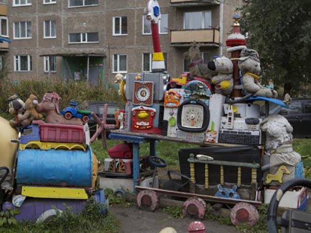 Интернет-пользователи высмеяли детскую площадку в Барнауле