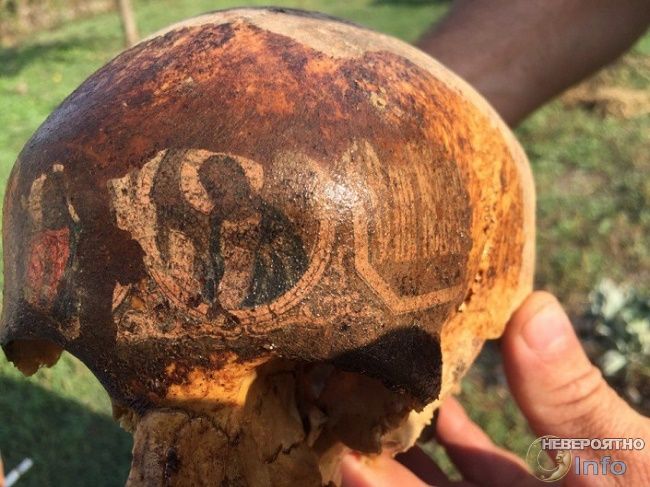 Поисковики нашли череп с ликами святых