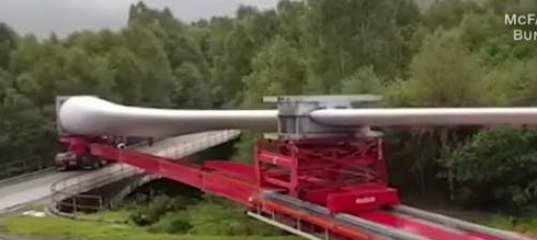 В Шотландии водитель сумел развернуться на узком мосту с 57-метровым грузом