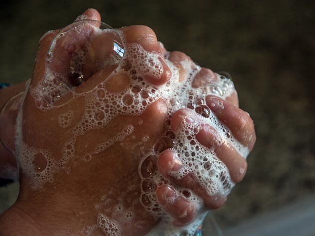 Почему мыть руки вредно?