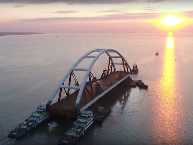 В створ Крымского моста заведен автодорожный пролет