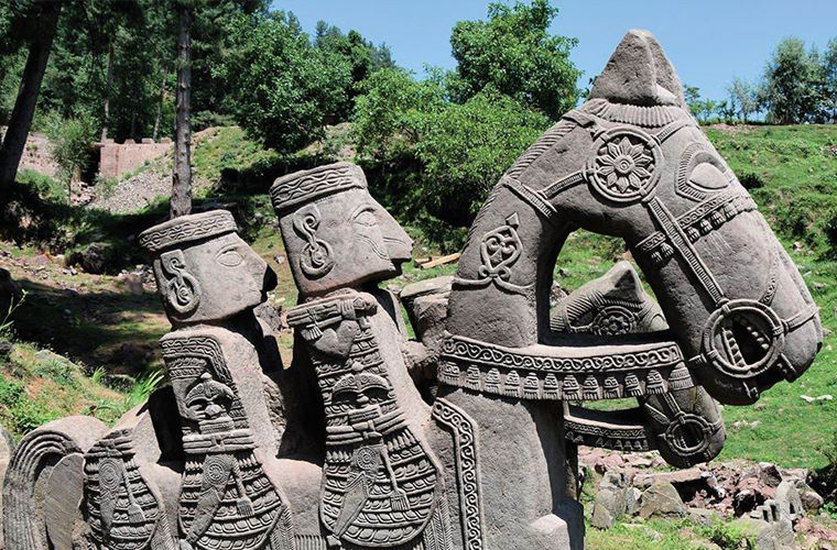 Российские ученые нашли в Гималаях загадочные фигуры «многоместных» лошадей