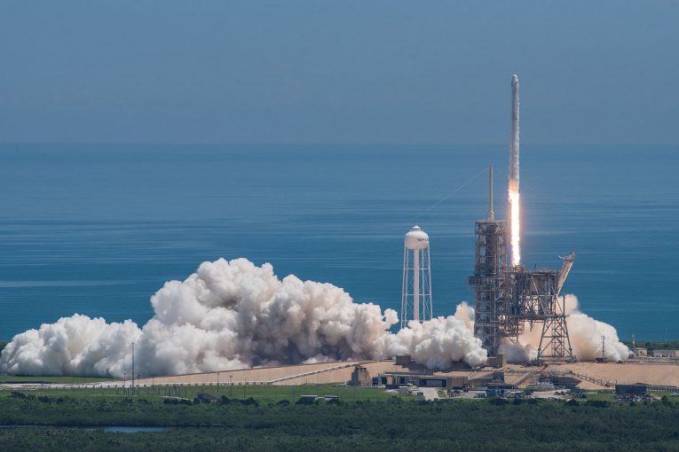 Ракета SpaceX успешно вывела на орбиту спутник и вернулась назад