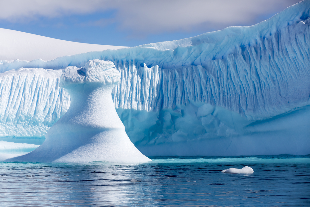 Гигантская дыра образовалась в Антарктиде