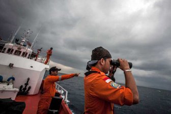 Скоростной катер перевернулся и затонул в Индонезии, спасатели ищут 47 человек