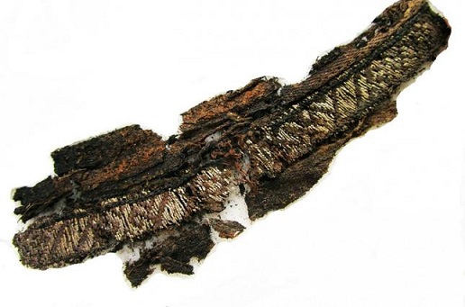 Археологи обнаружили в захоронении викингов шелковую ленту с именем Аллаха