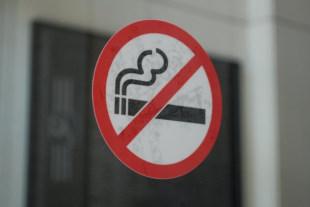 Минздрав запретит курение у подъездов