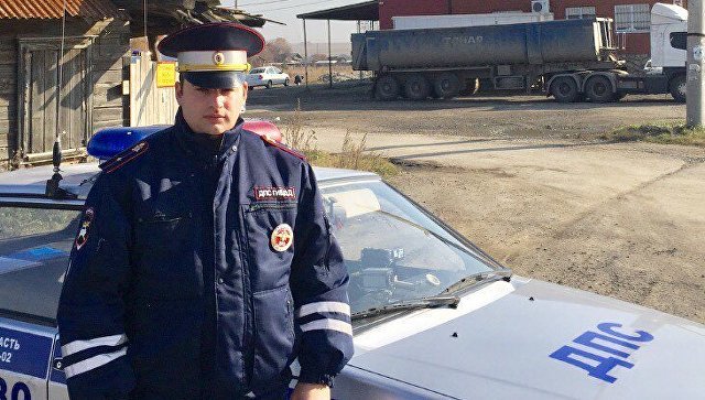 Под Екатеринбургом полицейский вынес из горящего дома четырех детей