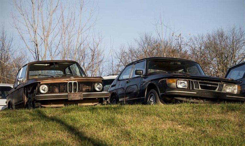 Забытые в лесу Швеции старые автомобили
