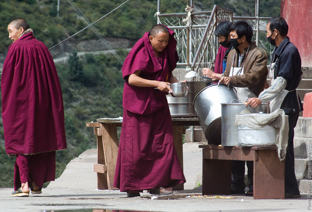 Монахи едят мясо. Еда тибетских монахов Повседневная. Тибетский монах ест. Монахи кушают. Чем питаются монахи в тибетских монастырях.