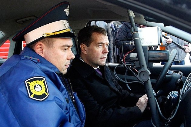 Медведев внес изменения в правила дорожного движения