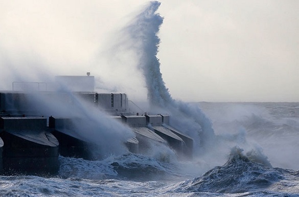 Камчатку ждет супер-шторм и 12-метровые волны