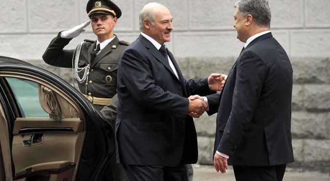 Лукашенко и Порошенко побратались на берегу Персидского залива