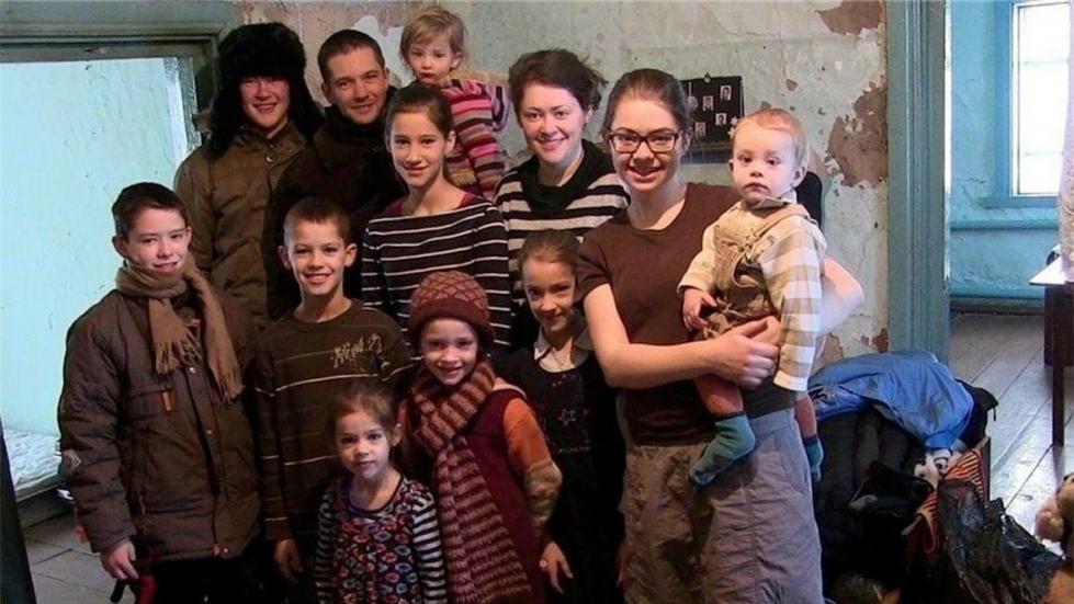 Многодетная семья Мартенсов вновь переезжает из Германии в Россию. Вместо сибирского села в этот раз они решили жить на Ставрополье