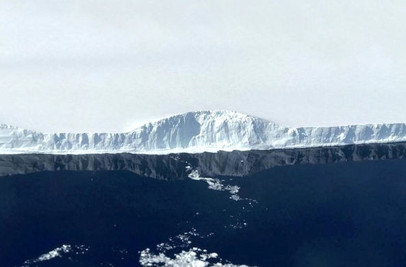 Самый большой в мире айсберг сняли с высоты птичьего полета