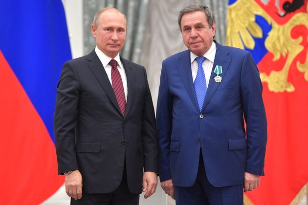 Путин наградил уволенных сибирских губернаторов