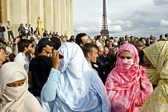 Будет война? Власти Парижа запретят мусульманам молиться на улице