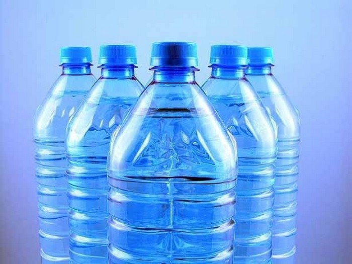 Угрожающая причина, почему никогда нельзя повторно использовать пластиковые бутылки от воды