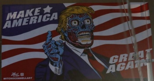 Трамп-рептилоид появился на дорожном билборде в Мехико.