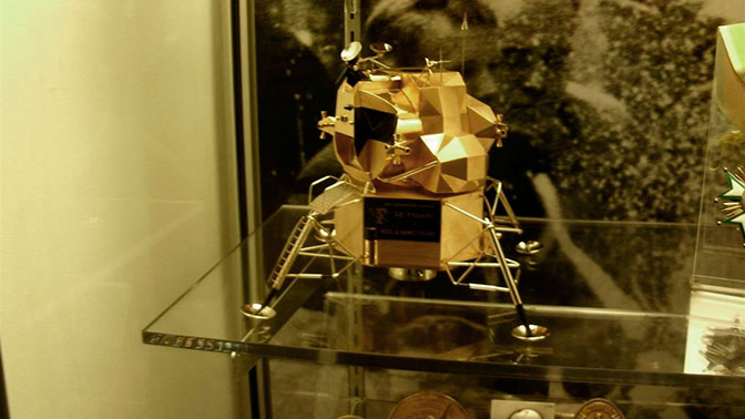 В США из музея похитили принадлежавшую Нилу Армстронгу золотую копию лунного модуля