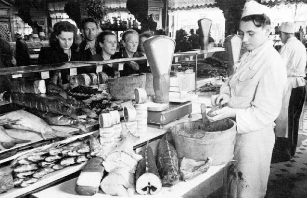 Почему при Сталине прилавки были полны продуктов и товаров