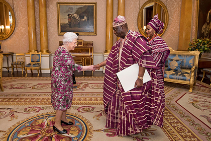 Елизавета II выбрала странный образ для встречи с африканцами