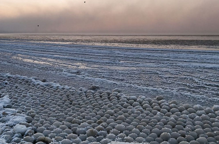 Побережье Финского залива покрылось ледяными шариками