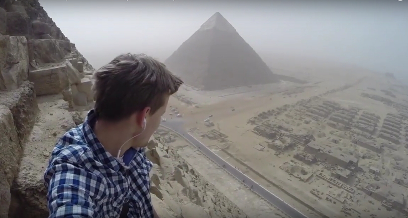 Парень незаконно забрался на вершину египетской пирамиды