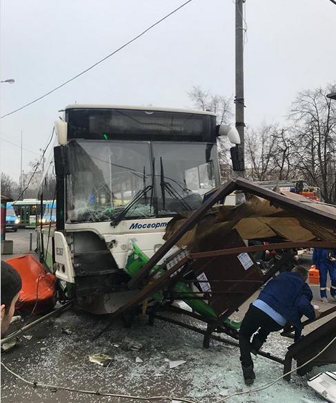 В Москве автобус сбил людей на остановке возле метро