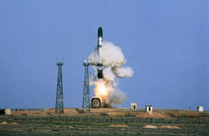 СМИ: Россия начала испытания новейшей стратегической ракеты "Сармат"