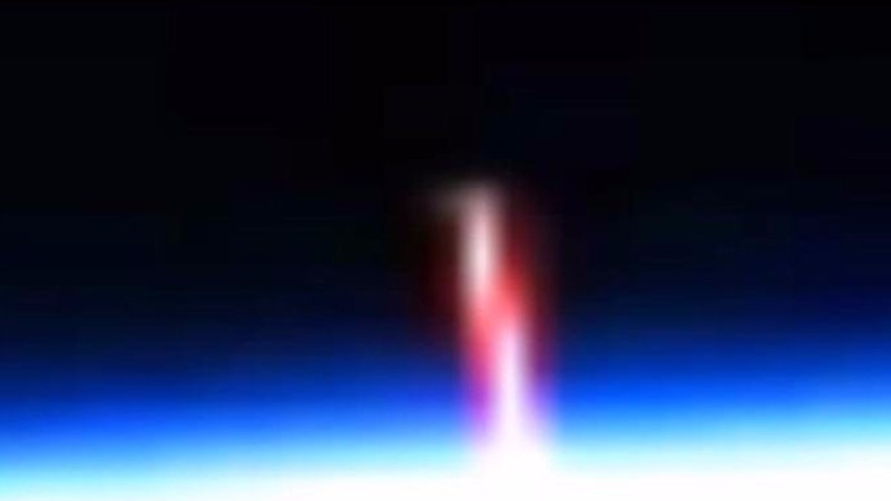 Камера МКС запечатлела большой столб розового цвета на орбите Земли
