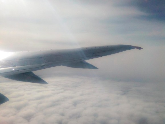 В Испании пассажир «вышел» на крыло самолета