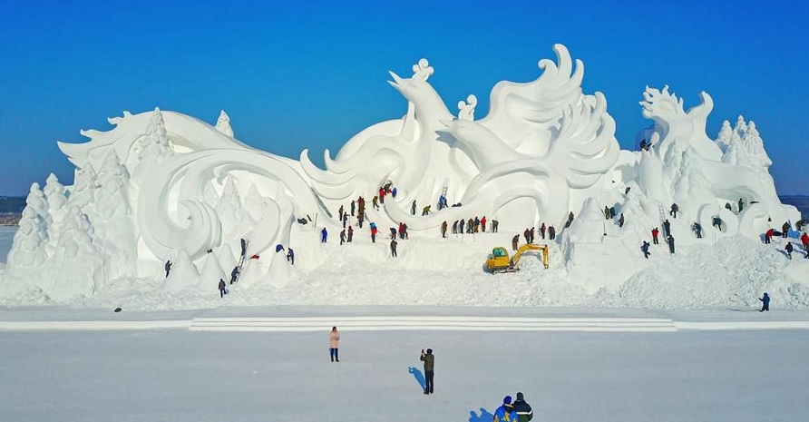В Китае проходят фестивали ледяных и снежных скульптур