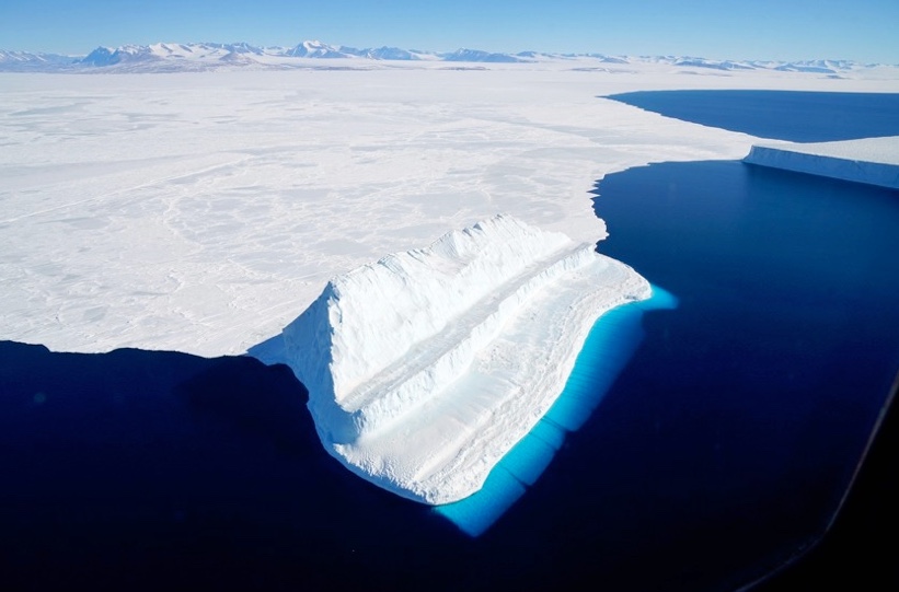 Опубликованы фото самого голубого льда в мире