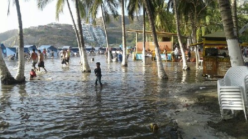 Странное “мини-цунами” внезапно атаковало и затопило побережье Эль Родадеро в Санта-Марте, Колумбия.