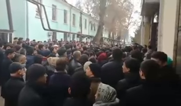 Милиция Душанбе разогнала толпу желающих переехать в Россию