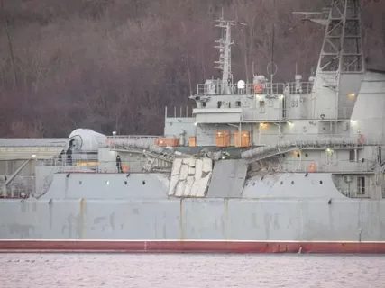 Десантный корабль "Ямал" вернулся в Севастополь из Средиземноморья с повреждениями