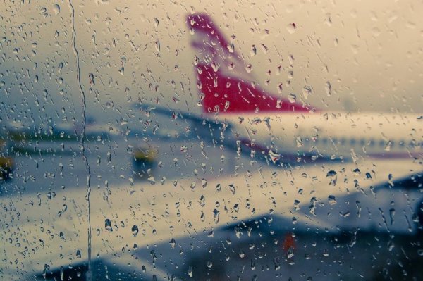 Появилось видео виртуозной посадки самолёта во время урагана в аэропорту Дюссельдорфа