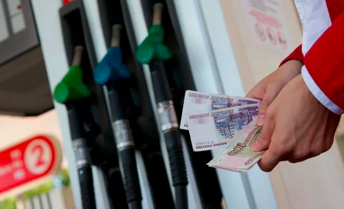 14 рублей 38 копеек: подсчитана стоимость бензина без налогов