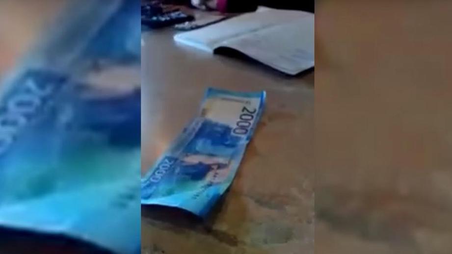 «Не буду брать!»: официантка устроила истерику из‐за купюры в 2000 рублей